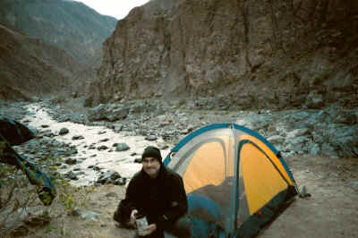 Camping_along_Colca_River_2.jpg (77592 bytes)